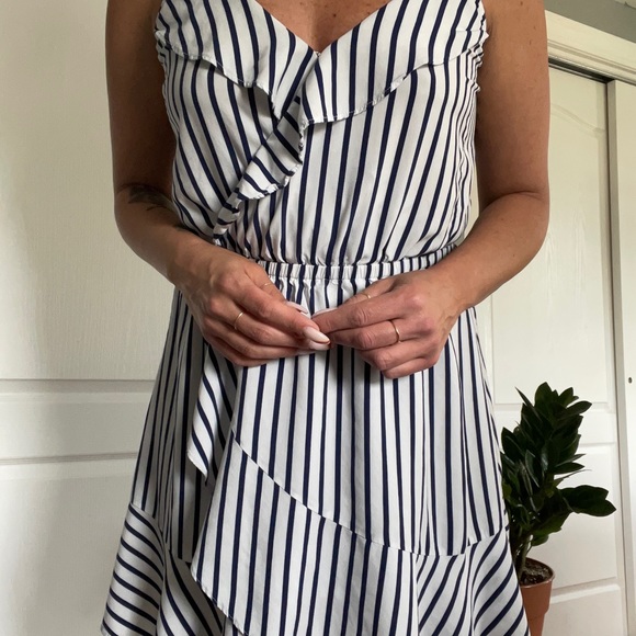 Guess Dress Blue White Striped Ruffle Summer Spring Dress - Picture 4 of 5